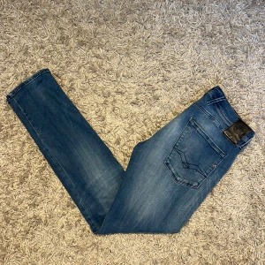 Replay Anbass blå slim jeans herr w31 - Replay anbass i slim passform. Mycket bra/nytt skick, inga märkvärdiga defekter. Storlek W31. Skön wash på dessa och mjuka i materialet, kan mötas sthlm annars postas dem samma dag som köp eller dagen därpå🙌💯