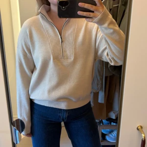 Stickad half zip-tröja - Beige stickad tröja med half zip och hög krage. Materialet är suuuupermjukt och lent. Så fin tröja! Strl s💕