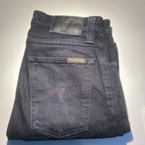 Svarta Nudie Jeans, W28 L32 - Säljer ett par svarta nudie jeans till ett bra pris. storleken är W32 L28, perfekta nu till hösten/vintern. Jeansen är slim fit och är riktigt sköna, pris kan diskuteras.