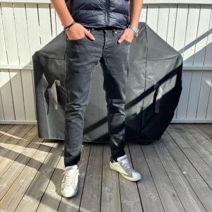 Dondup Jeans -  Feta svarta Dondup jeans i modellen george. Jeansen är i storlek 34 och är i väldigt gott skick, dvs har inga tecken på användning.  Vid fler bilder eller frågor är det bara att höra av sig, och kom ihåg, alltid 14 dagars ångerrätt hos oss på Revalo🤝👖
