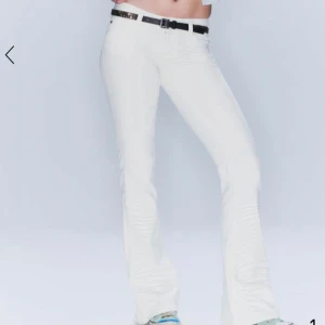 Vita bootcut jeans från weekday - Snygga vita jeans med bootcut-passform och låg midja. Byxorna är ifrån weekday och är HELT OANVÄNDA. stl 23/30