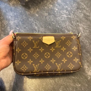  monogram axelväska brun - Jättesöt 💓