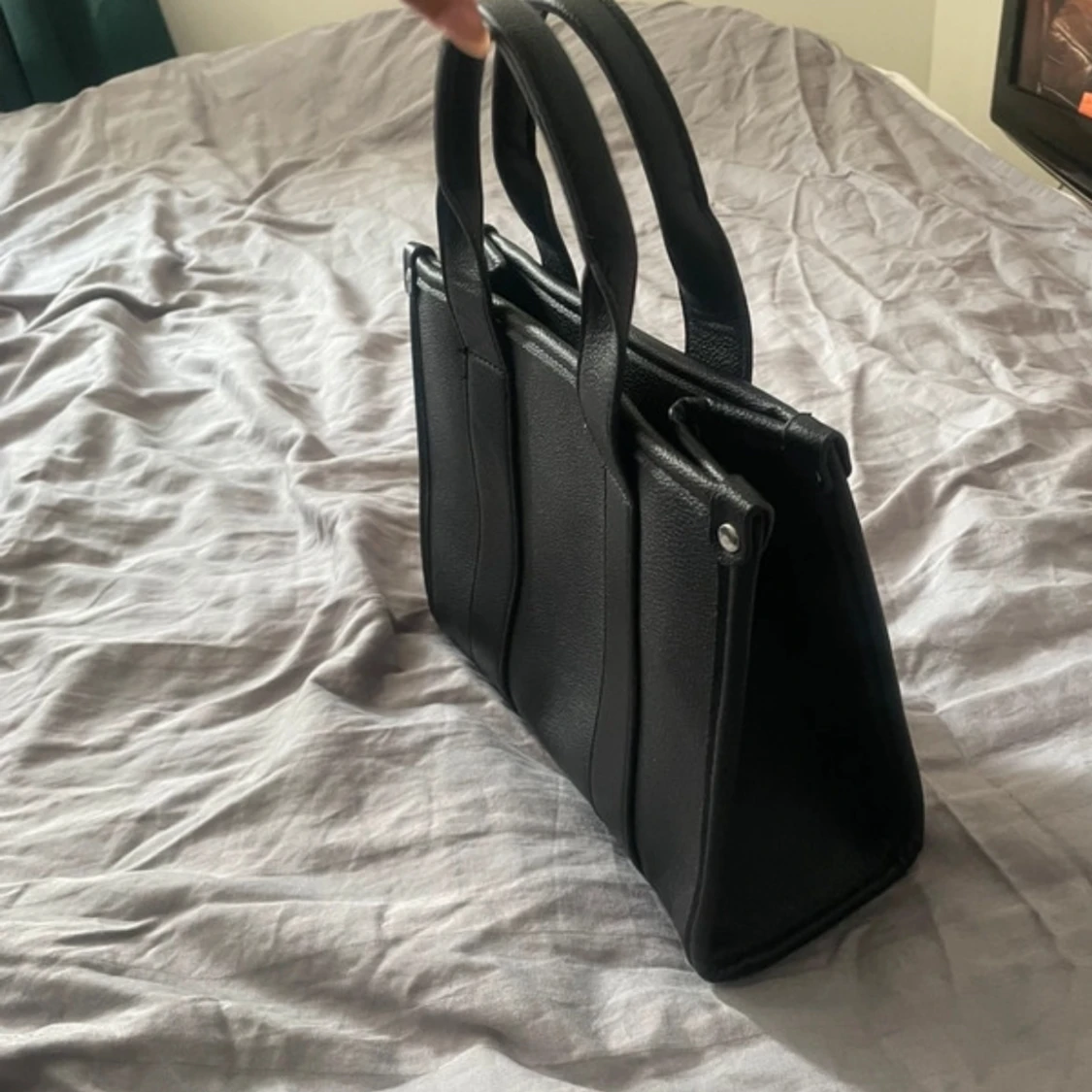 Svart stilren handväska i skinnimitation - 1