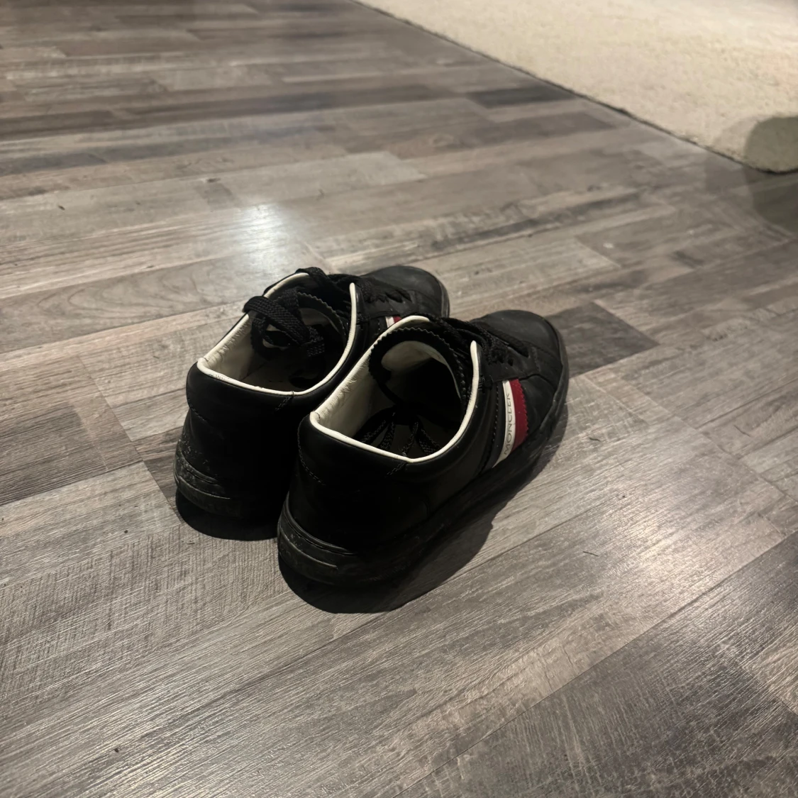 Svarta Moncler sneakers med röd/vit detalj - 1