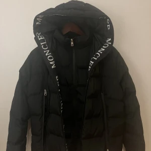 Moncler Montcla jacka  - Säljer en moncler jacka, väldigt snygg och bra för vintern. Storlek S. Yttre dragkedjan har gått sönder innan men är fixad nu, samma sak med höger ficka. Bubbla lager med två dragkedjor som är perfekt och varmt nu för vintern och väldigt stora fickor som kan bedömas som två på varje sida.