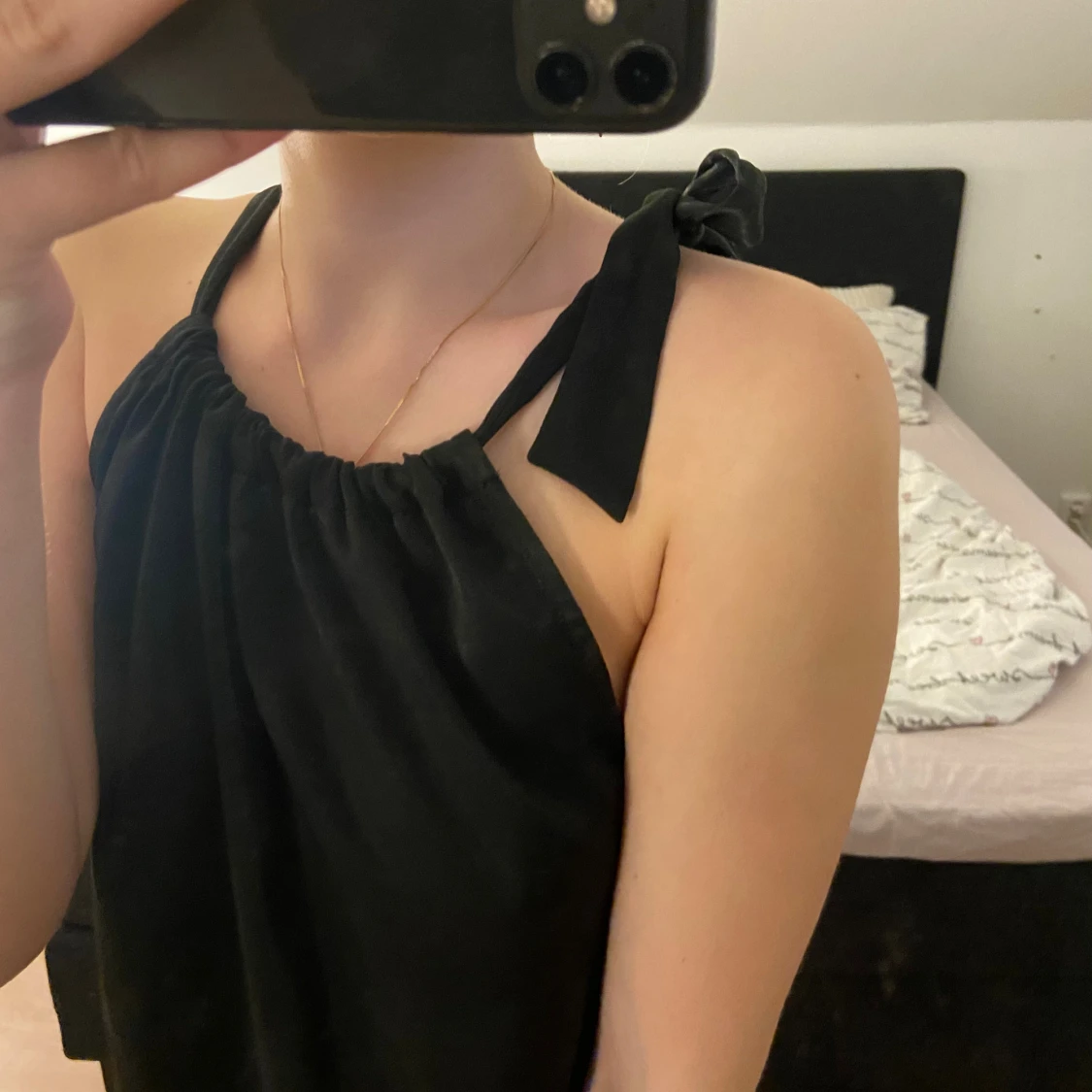 Svart satin blus med rosätt på ena sida