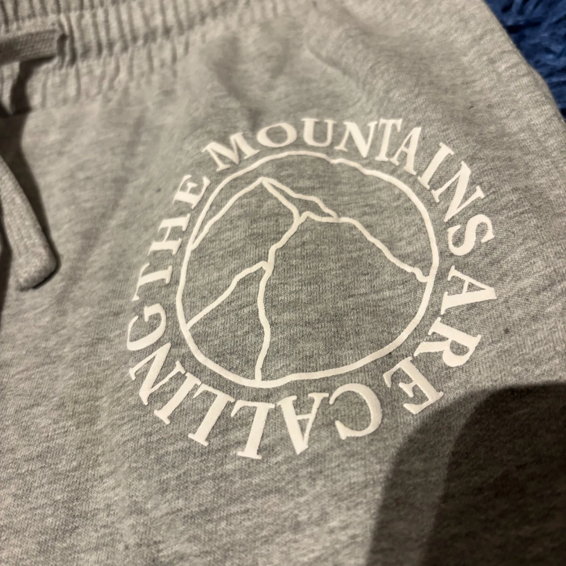 Grå mjukisbyxor med tryck - 3