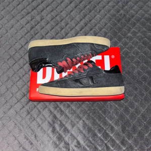 Svarta skor från Diesel  - Svarta skor från Diesel, mocka runt hela skon med ett D som är i läder. Dom är inte använda mycket eftersom dom är för små. Lite små defekter på sulan men annars inget fel.