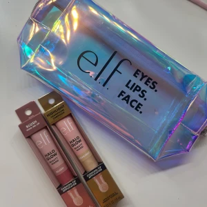 e.l.f. Halo Glow Blush & Highlighter - Säljer två e.l.f. Halo Glow Beauty Wand: en blush i färgen Pink-Me-Up och en highlighter i Champagne Campaign. Båda har cushion-tip applikator för enkel applicering. Kommer med en holografisk sminkväska med e.l.f.-logga. Perfekt för att skapa glow och färg på kinderna.