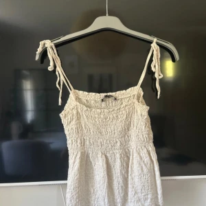 Beige topp från Zara XS - Så söt! 