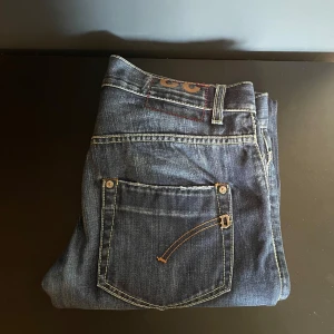 Dondup Jeans - Tja! Säljer dessa riktigt feta Dondup jeansen i en nice fade med sköna slitningar. Storlek: W-32. Bra skick utan defekter och perfekta nu inför vintern! Enbart 699 kr! Hör gärna av dig vid frågor eller prisförslag🙂