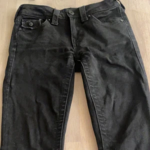 Svarta True Religion bootcut jeans - Svarta jeans från True Religion. Har blivigt kortade. Längd: 95 cm. Säljs eftersom dem inte används längre.