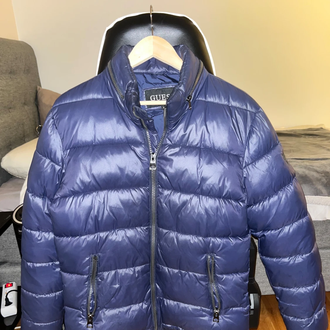 Blå pufferjacka från Guess - 1
