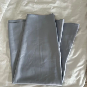 Ljusblå Midi kjol i satin - Så så fin ljusblå sidenkjol ifrån NAKD i nyskick! 