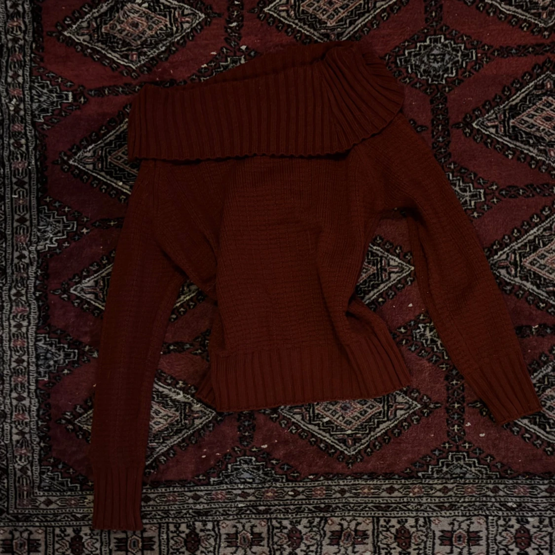 Mörkröd stickad offshouldertröja - 1
