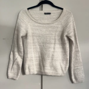 Stickad tröja med glittriga detaljer  - Säljer denna jättefina stickade tröja med silverglittriga detaljer!!🤍