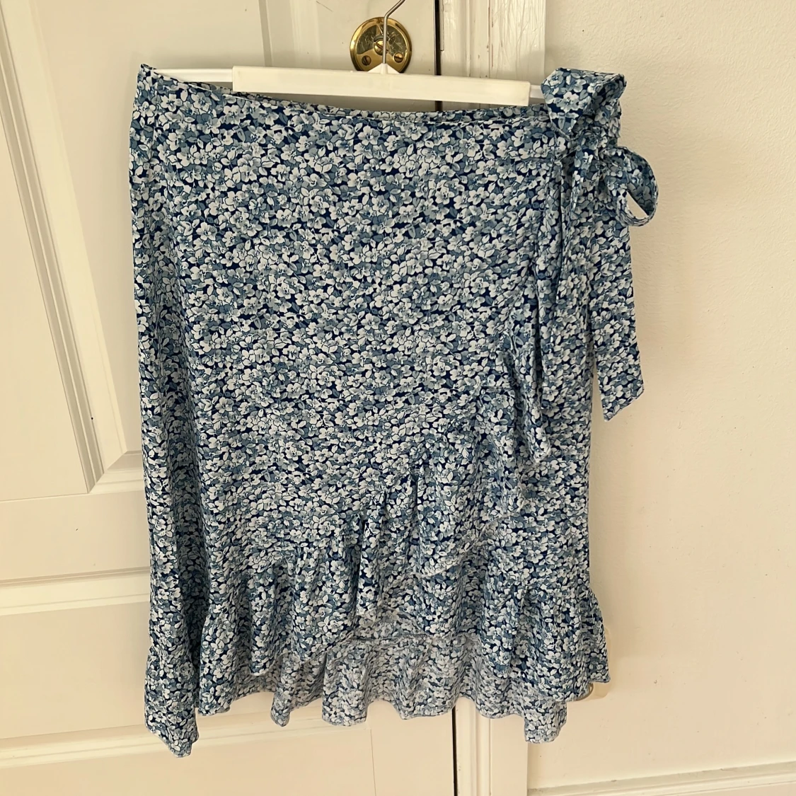 Blå blommig omlottkjol med volang - 2