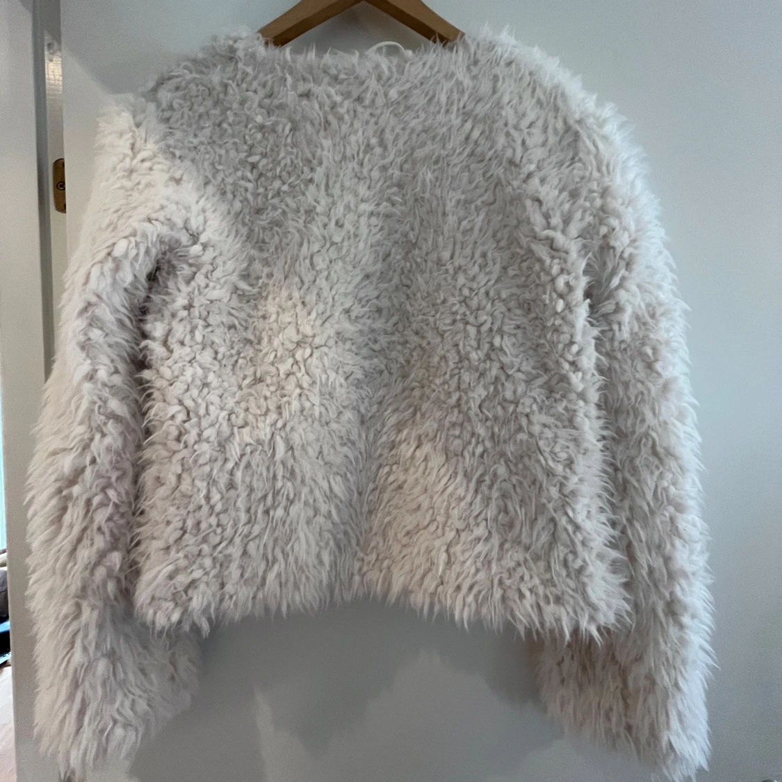 Vit fluffig pälsjacka från Lindex - 1