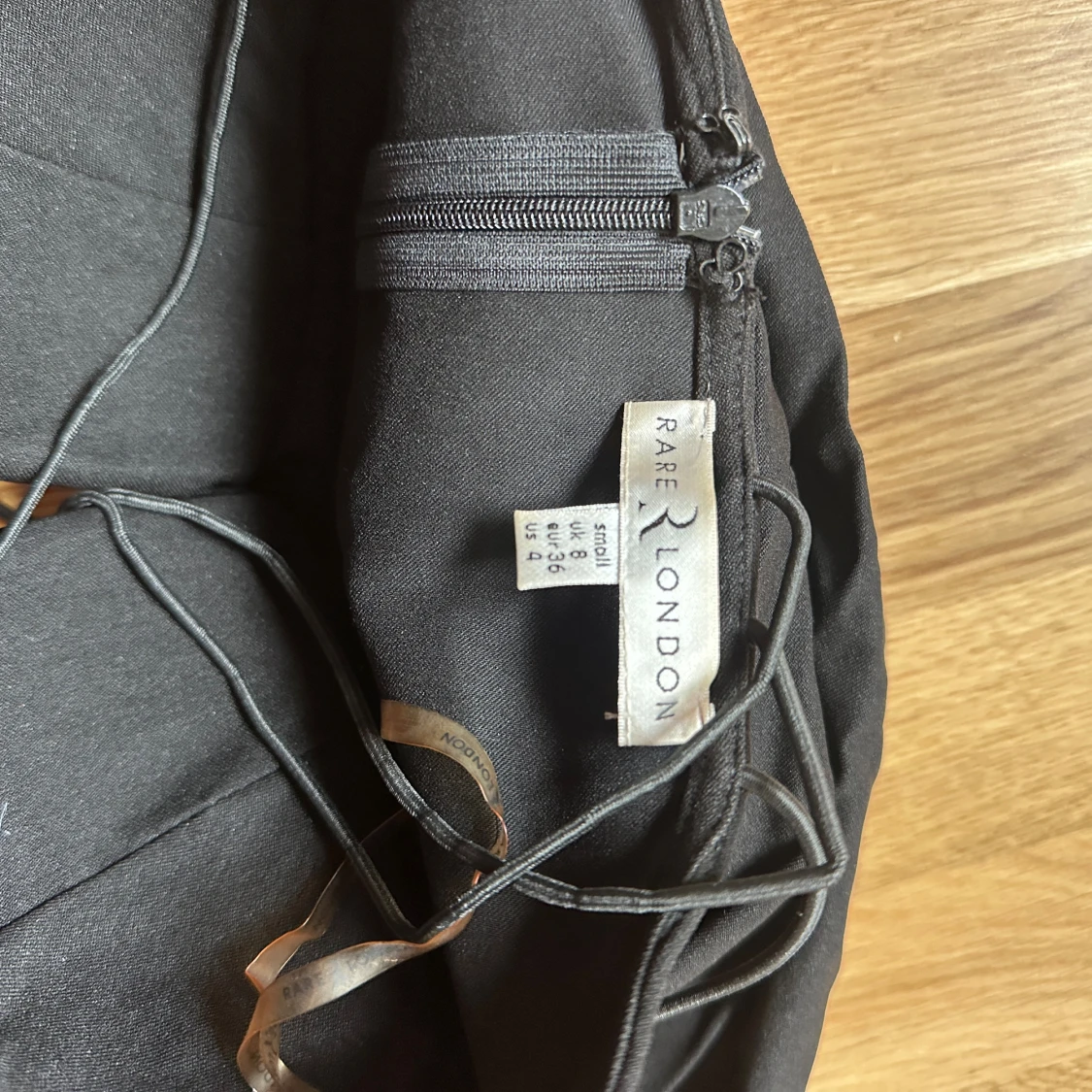 Svart klänning med korsade band Rare London - 2