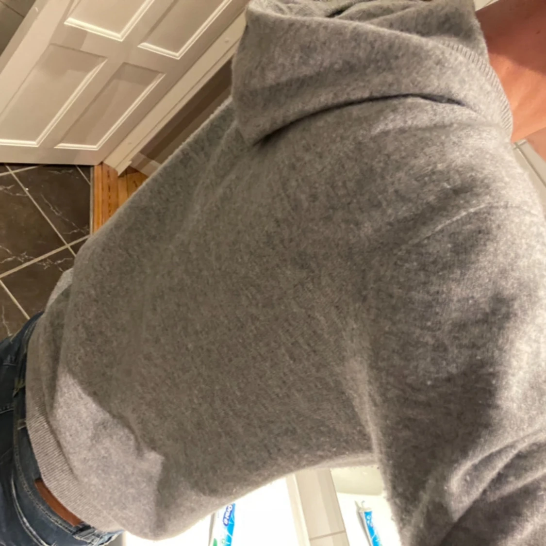 Grå stickad hoodie med v-ringning - 1