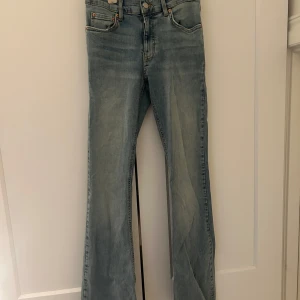 Ljusblå low waist bootcut jeans från Gina Tricot  - Använda fåtal gånger men i jättebra skick!💞
