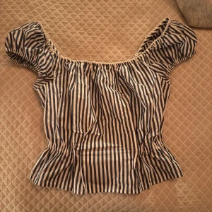 Randig offshoulder blus med puffärm - Superfin blus från H&M. Använd 1 gång.