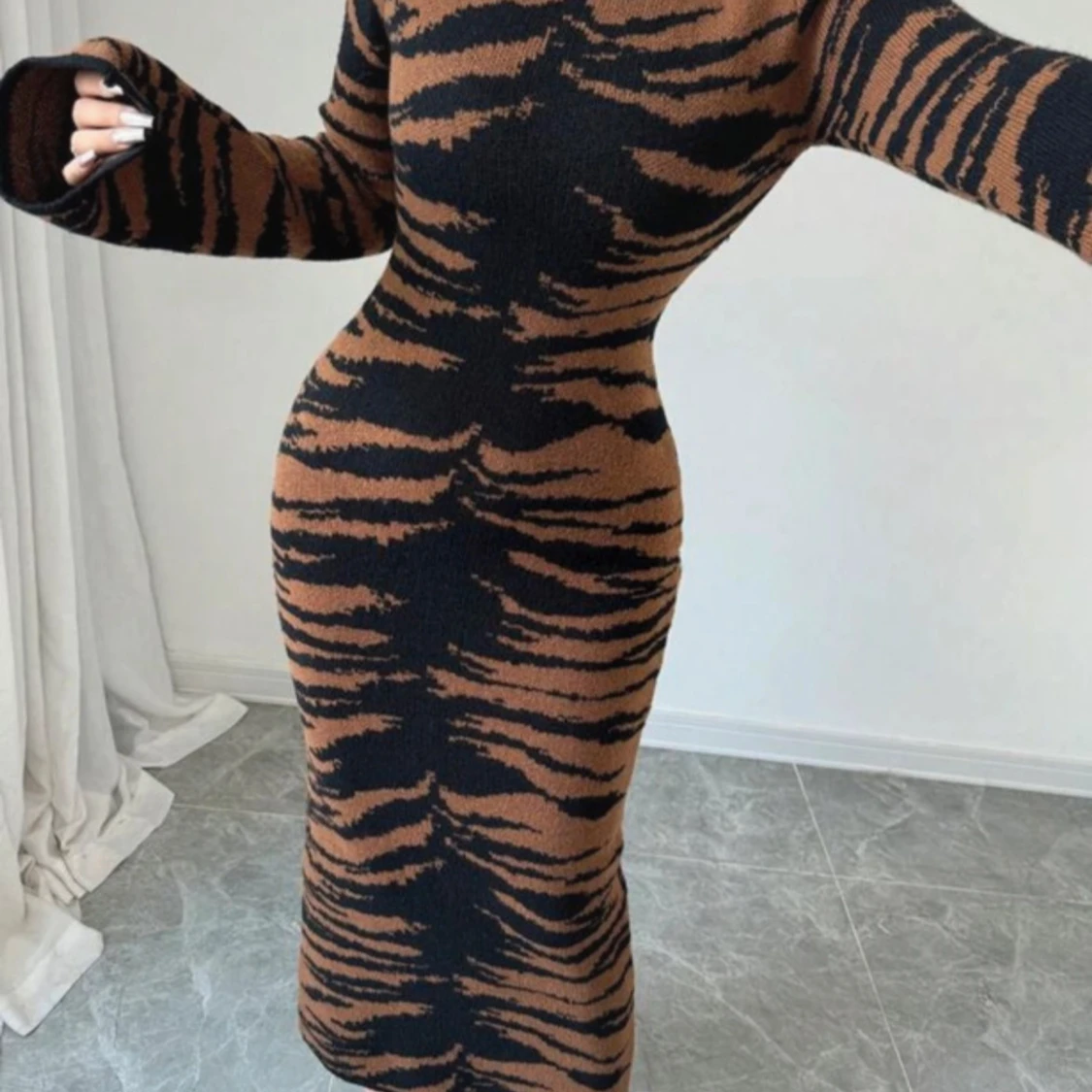 Stickad långklänning med zebramönster - 1