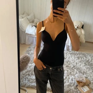 H&m body  - Super snygg och populär hm body. Säljer den den är för liten för mig. Helt ny endast testad! 