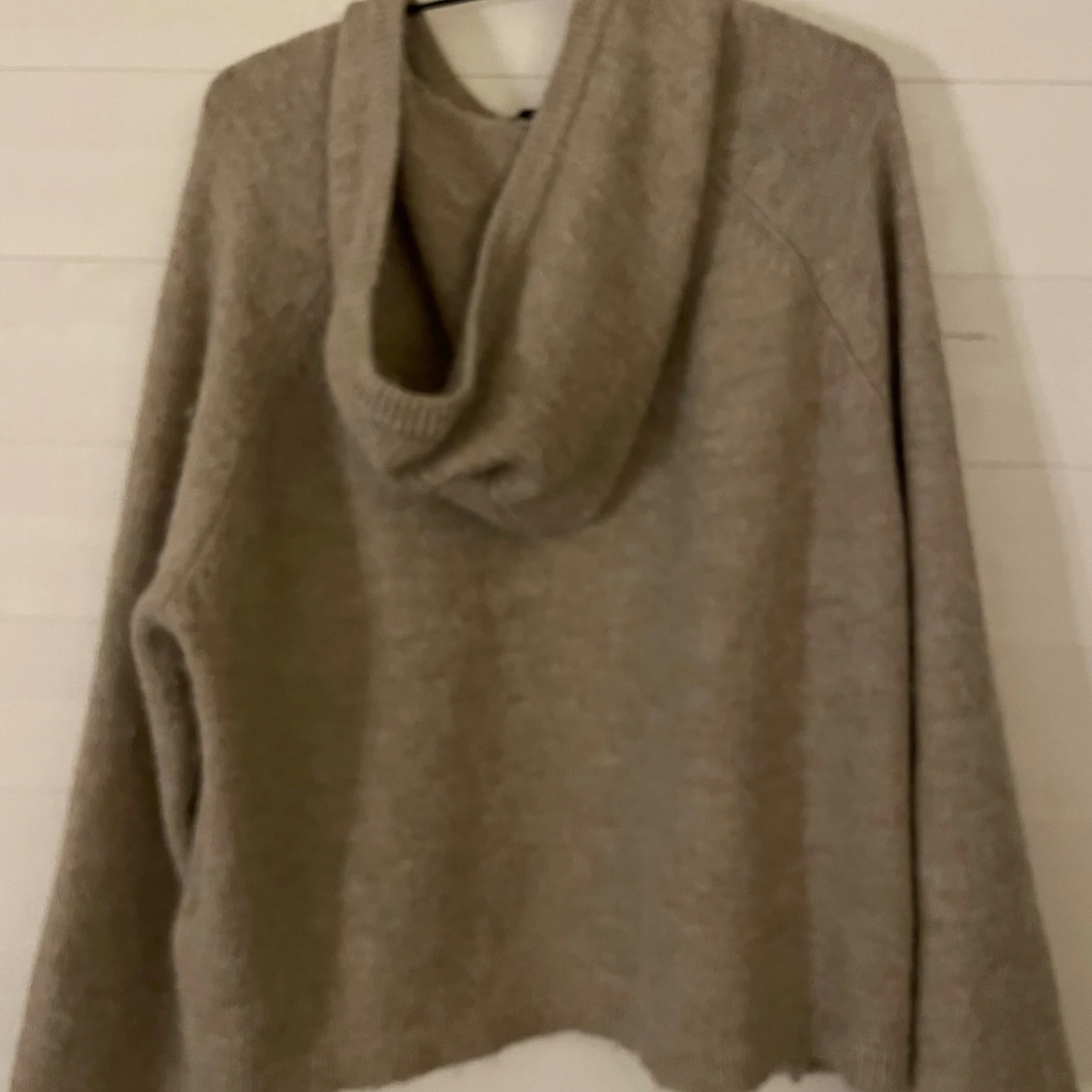 Beige stickad hoodie från Gina Tricot alpacka ull - 1