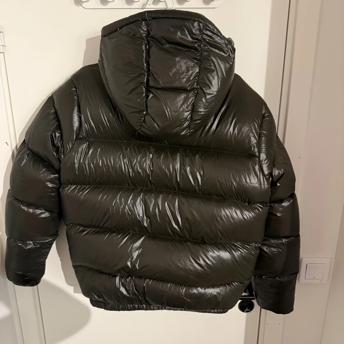 Svart pufferjacka från Zara med huva - 1