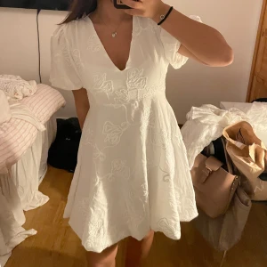 Studentklänning  - Jätte fin sommar eller studentklänning. Aldrig använd och i super bra skick. Säljer då jag valde en annan till min student. 