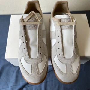Maison margiela  - ÄKTA maison margiela. Orginalkvitto finns och tillkommer vid köp. Väldigt stilrena skor som passar allt möjligt. Uppklädd och avslappnad. Vid frågor, fler bilder så är det bara att komma pm.