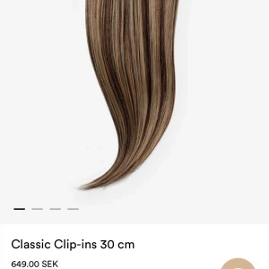 Äkta löshår - Säljer ett helt nytt set clip-in löshår från Rapunzel, 30 cm i färgen hazelnut caramel balayage. Äkta hår. Säljer pga att det inte var min färg och tog bort lappen så kan ej lämna tillbaka det.. 100% oanvänt🙏🏻❤️ Priset kan diskuteras
