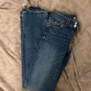 Blå jeans ifrån Gina Young  - Fina blå jeans från gina young, sprättade längst ner så att de blir längre 