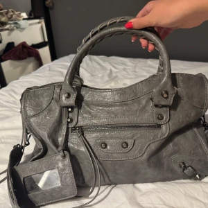 City bag liknade - Snygg väska i faux läder med silver detaljer, superfint skick!