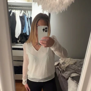 Vit blus med v-ringning och prickar - Säljer en söt vit blus från only som är använd få gånger.