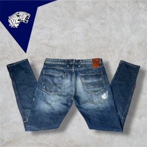 REPLAY JEANS - Replay Anbass med riktigt snygga slitningar | Skick: 8,5/10  | Strl W31 L34  | Modellen är 182 cm | Hör av dig om du undrar någonting! 