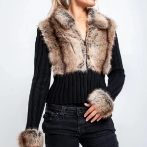 Päls cardigan - Jättefin päls cardigan från Alessa, vill köpa en vit därför jag säljer. Använt 1 gång. 