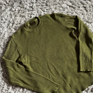 Stenströms Merinoull Crewneck - Säljer denna riktigt snygga gröna merinoull tröjan från Stenströms. Den är i bra skick utan defekter och är i storlek L men passar mer en M. Bara att skriva över frågor och funderingar.
