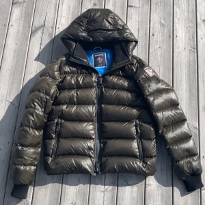  Dunjacka Rossignol - Säljer riktigt snygg dunjacka - Rossignol. Jackan är mörkgrön med glans, perfekt för kalla vinterdagar. Fint skick utan defekter och väl omhändertagen. Kom gärna med frågor vid minsta lilla fundering😊