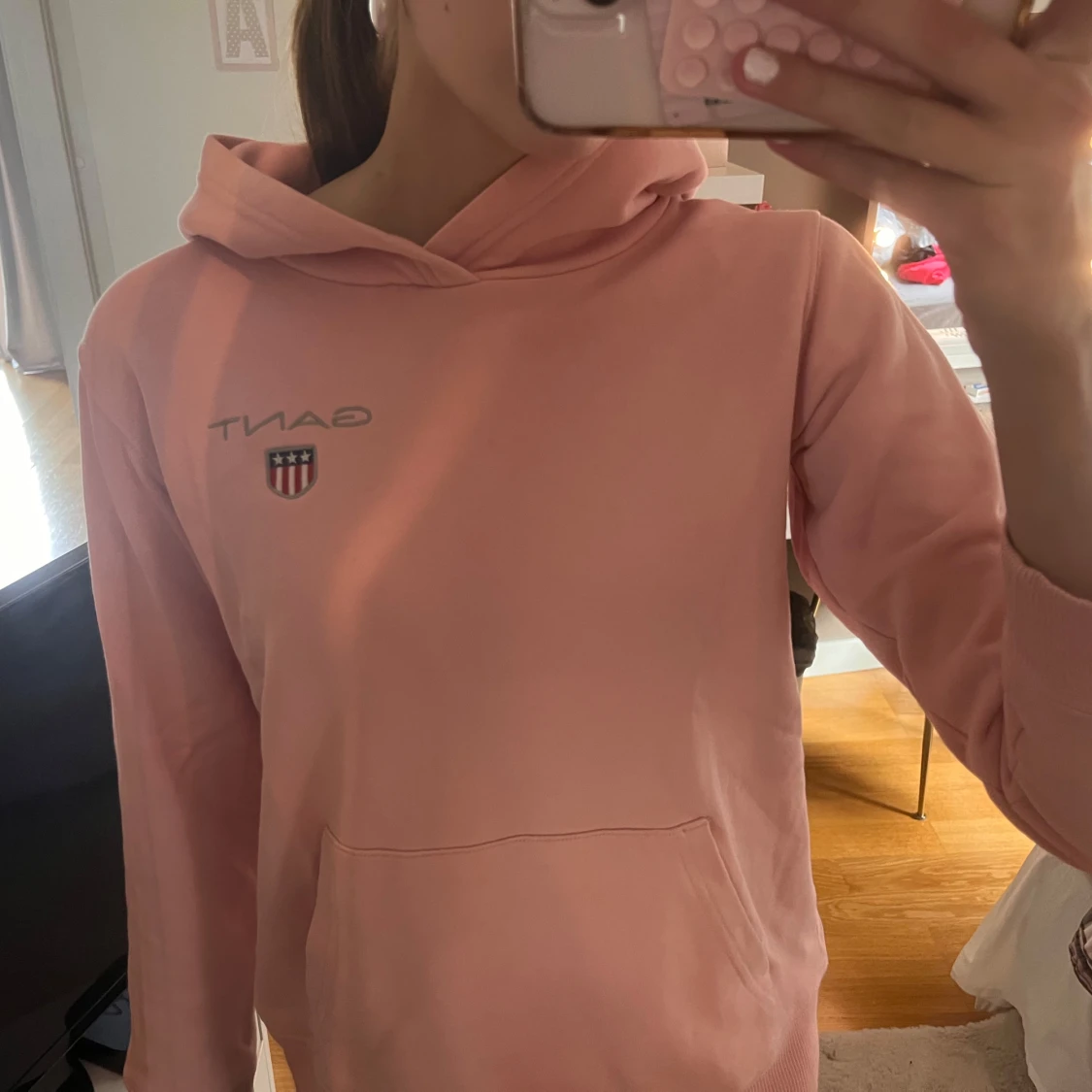 Rosa hoodie från Gant med logga