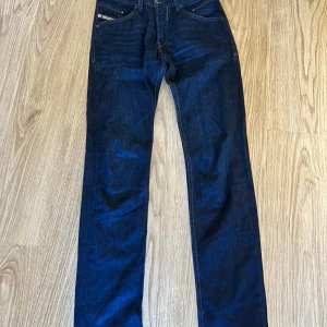Mörkblå jeans från Diesel - Snygga nästan helt oanvända jeans. Dem är straight fit. Säljer dem då de är för små. Skriv om du har frågor! 