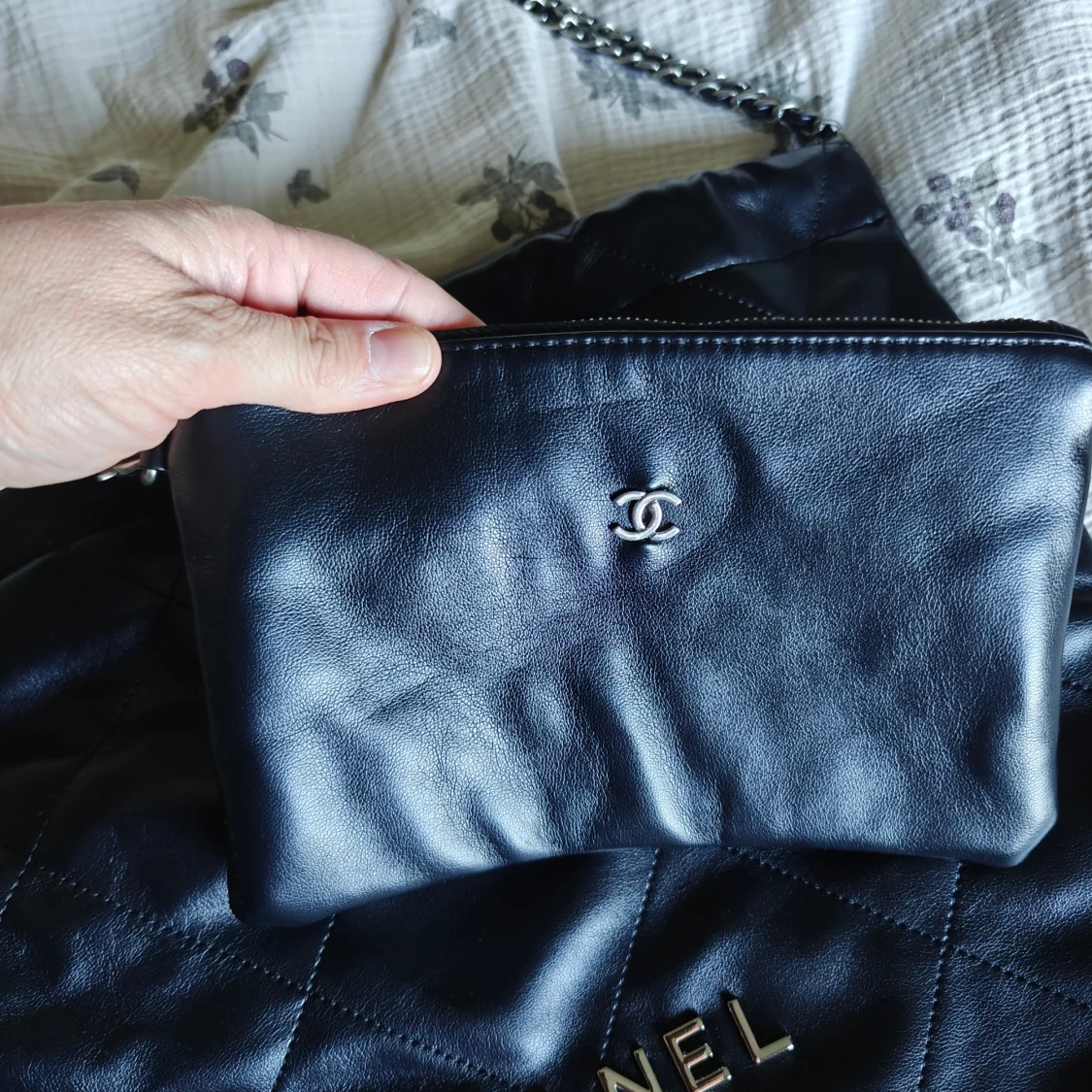 Svart quiltad axelväska  - 1