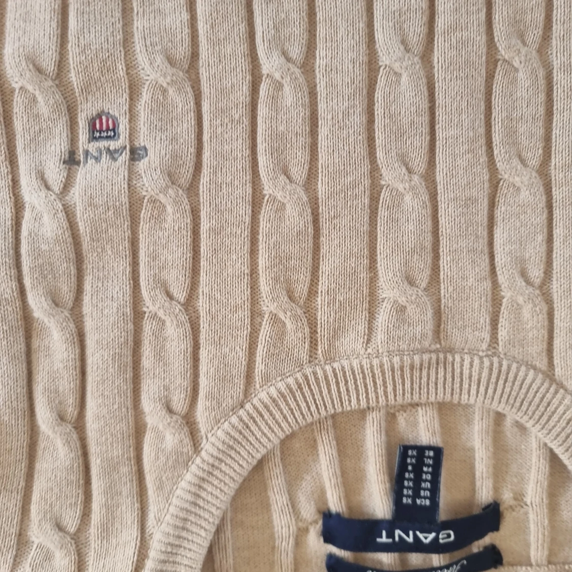 Beige kabelstickad tröja från GANT - 1