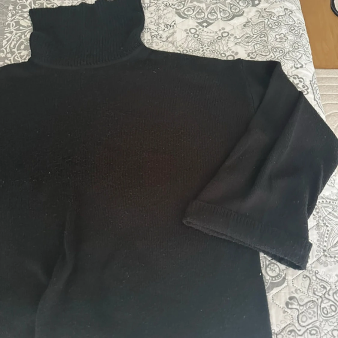 Svart polotröja i stickat material - 1