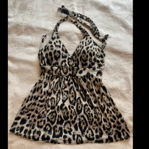 Vintage topp - Leopard topp köpt på Vinted. Skulle säga stolek s  
