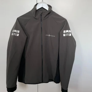 Vindjacka från Sail Racing - Grå/svart vindjacka från Sail Racing.                           Använd 2 gånger, nyskick                         