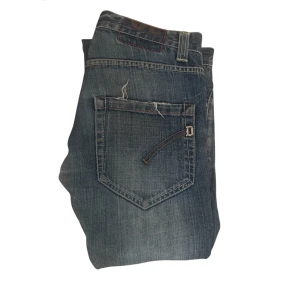 Dondup Jeans - Säljer dessa extremt snygga Dondup jeansen skicket är väldigt bra dock har det en defekt vid sista bilden själv är det inget man märker och tycker det gör det mer snyggt och ger en mer sliten stil. Hör av er för mer frågor eller funderingar 🫡