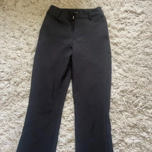 Svarta kostymbyxor från BikBok - Svarta kostymbyxor från BikBok med rak passform i storlek 34. Lite för stora på mig, därför säljer jag de☺️