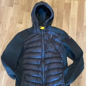 Parajumper cardigan - Tja, säljer en unik Parajumper cardigan skick 10/10 storlek S (passar delvis M)💫💫 vid frågor hör gärna av dig, pris ej hugget i sten 📈💵